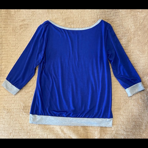 Scoop Neck 3/4 Sleeve Top - Picture 2 of 2